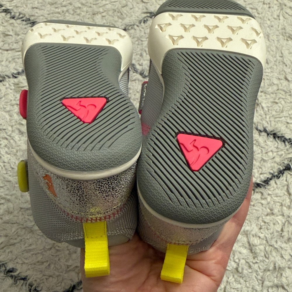 New in box - PLAE Max kids boot -  metallic silver - kids size 10 - Picture 5 of 7
